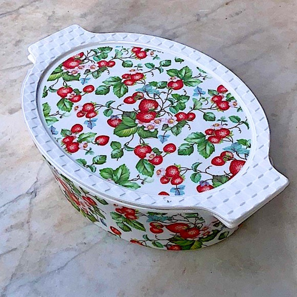 GRACES TEAWARE STRAWBERRY VINE  OVAL BAKER WITH LID 11 INCH NEW